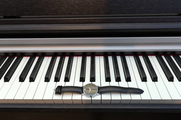 Piyano Klavye Üzerinde Dikkat Müzik Zaman Kavramı — Stok fotoğraf