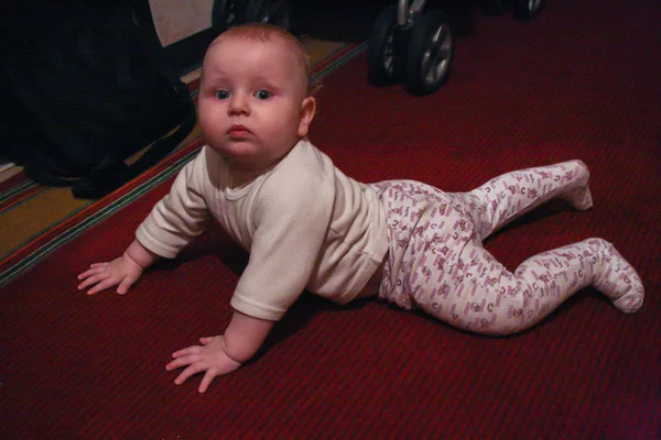 2009 Moscú Rusia Lindo Bebé Niño Sobre Fondo Alfombra Roja — Foto de Stock