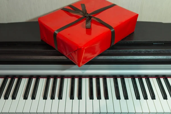 Большая Красная Коробка Подарков Пианино Рождественское Украшение Интерьера Днем Рождения — стоковое фото