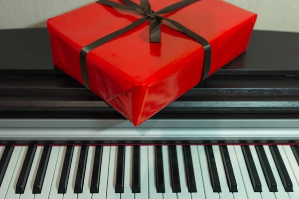 Большая Красная Коробка Подарков Пианино Рождественское Украшение Интерьера Днем Рождения — стоковое фото