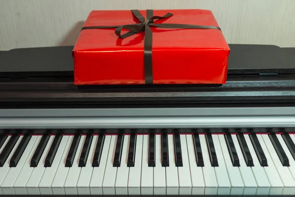 Grande Boîte Cadeau Rouge Sur Piano Décoration Noël Intérieur Joyeux — Photo