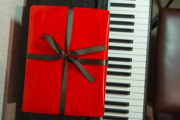 Big Red Present Box Piano Christmas Decoration Interior Happy Birthday — Stock Photo, Image