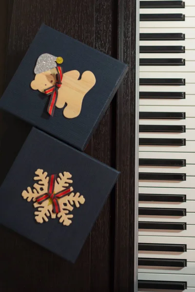 Dos Cajas Regalo Rojas Piano Concepto Felicitaciones Música — Foto de Stock