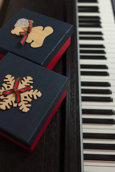 Två Röda Presentaskar Piano Begreppet Grattis Och Musik — Stockfoto