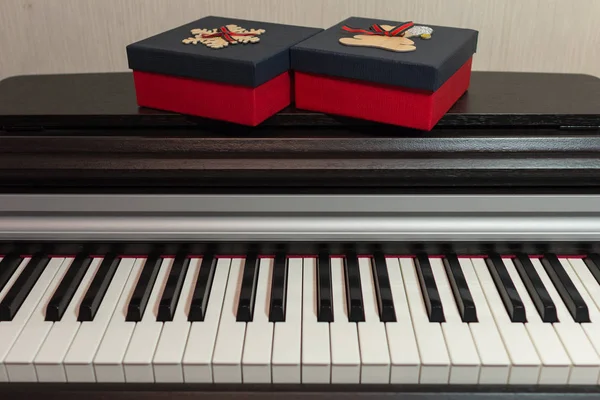 Dos Cajas Regalo Rojas Piano Concepto Felicitaciones Música — Foto de Stock