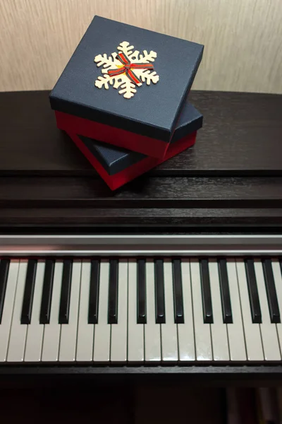 Две Красные Подарочные Коробки Пианино Концепция Поздравлений Музыки — стоковое фото