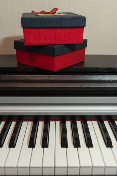 Dos Cajas Regalo Rojas Piano Concepto Felicitaciones Música — Foto de Stock