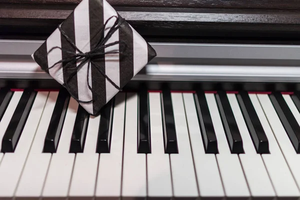 Presentförpackning Randig Svart Och Vit Förpackning Piano Keyboard — Stockfoto