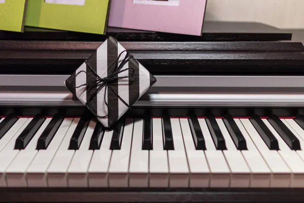 Coffret Cadeau Dans Emballage Rayé Noir Blanc Sur Clavier Piano — Photo