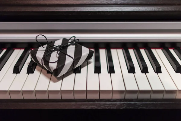 Caixa Presente Uma Embalagem Listrada Preto Branco Teclado Piano — Fotografia de Stock