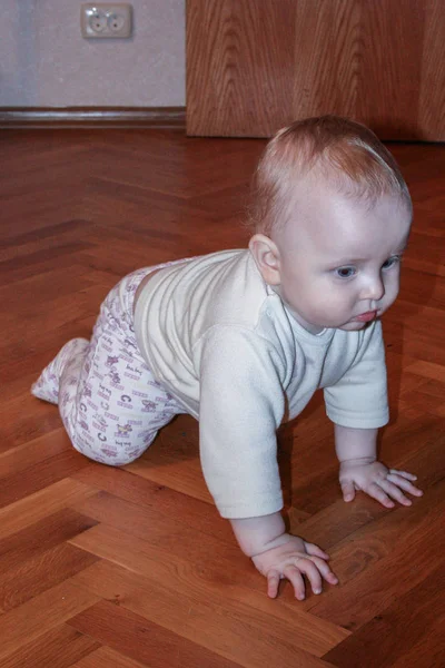 2009 Moscow Russia Little Boy Crawls All Fours Looks Camera — Stock Photo, Image