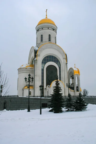 冬季公园里的白色教堂 俄罗斯莫斯科冬季背景下的宗教建筑 — 图库照片