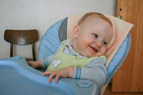 2009 Moskva Ryssland Söt Baby Pojke Sitter Barnstol Och Väntar — Stockfoto