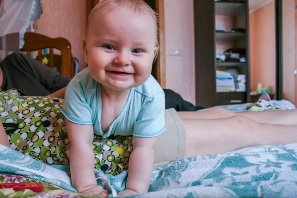 2009 Moscú Rusia Sonriente Niño Acostado Sobre Madre Mirando Cámara — Foto de Stock