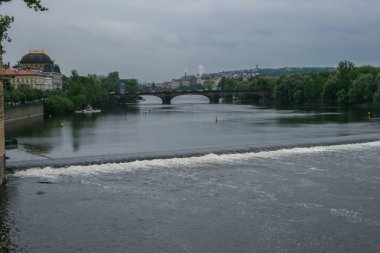 2009.05.04, Prague, Çek Cumhuriyeti. Nehir ve köprü ile Cityscape Prag. Avrupa'da seyahat. Prag bir eski şehir mimarisi.