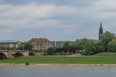 2009.05.05, Dresden, Almanya. Elbe Nehri manzarası. Avrupa'da seyahat.