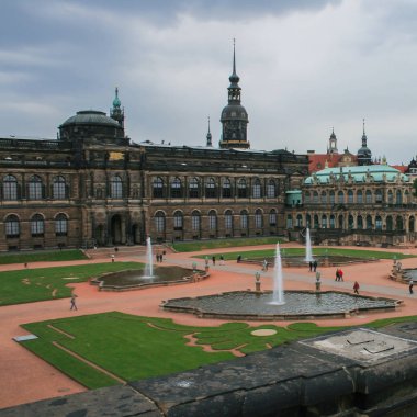 2009.05.05, Dresden, Almanya. Görünüm balkon Zwinger Park. Dresden mahkemede çeşmeler.