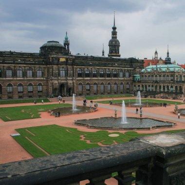 2009.05.05, Dresden, Almanya. Görünüm balkon Zwinger Park. Dresden mahkemede çeşmeler.