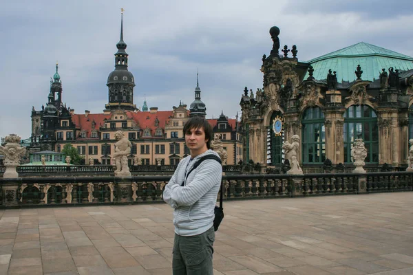 2009 Dresde Allemagne Jeune Homme Sur Fond Bâtiments Dresde Zwinger — Photo