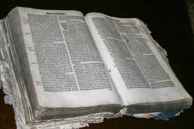 2009.05.06, Dobris, Çek Cumhuriyeti. Eski açık bir kitap kapatın. İç Müzesi.