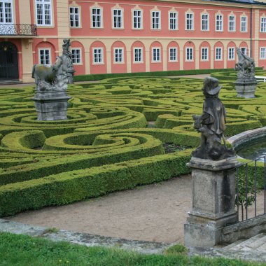 2009.05.06, Dobris, Çek Cumhuriyeti. Dobris Chateau Fransız Bahçe heykelleri. Çalılar labirent.