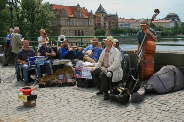 2009.05.08, Prag, Çek dili Sokak müzisyenleri Prag köprüde. Prag yürüyüş. 