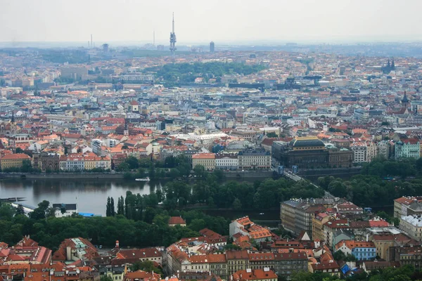 2009.05.09, Prag, Çek dili Panoramik Prag şehir ve nehir. Avrupa'da seyahat. Prag'da tatil.