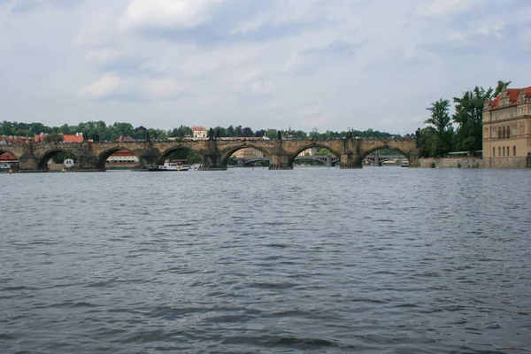 2009.05.09, Prag, Çek dili Cityscape Prag. Avrupa'da seyahat. Prag bir eski şehir mimarisi. Köprü ve nehir görünümü Prag.