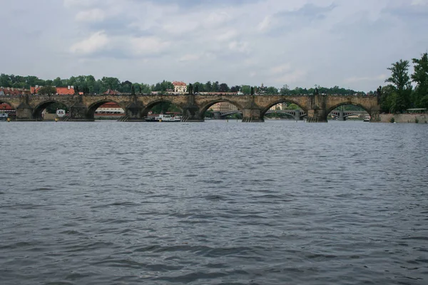 2009.05.09, Prag, Çek dili Cityscape Prag. Avrupa'da seyahat. Prag bir eski şehir mimarisi. Köprü ve nehir görünümü Prag.