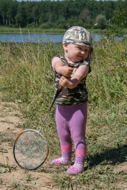 2009.07.19, Kaluga, Rusya Federasyonu. badminton raket ayakta sahada olan küçük çocuk. Küçük bir çocuk spor yaşam tarzı.