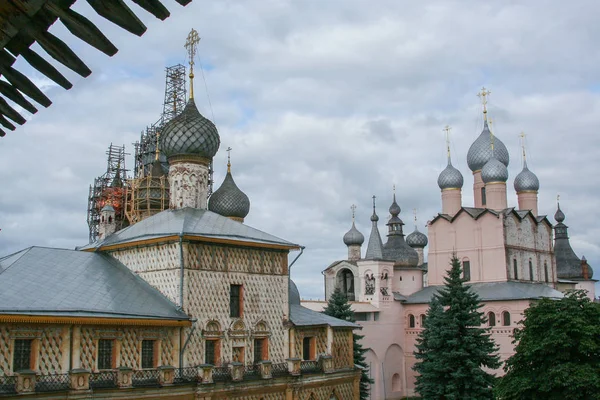 2009 Rostov Rusia Cúpulas Iglesia Sobre Fondo Cielo Gris Elementos — Foto de Stock