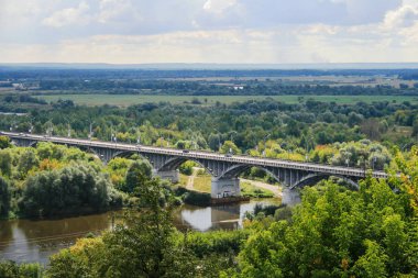 2009.08.29, Vladimir, Rusya Federasyonu. Panoramik orman ve köprü. Eski Rus şehrin manzara.