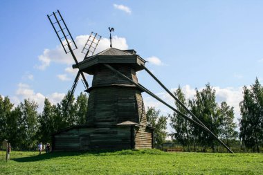 2009.08.29, Vladimir, Rusya Federasyonu. Bir eski ahşap fabrikasında arka plan Köyü yaz günü. Rusya'nın köylü binalar.