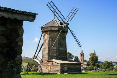 2009.08.29, Vladimir, Rusya Federasyonu. Bir eski ahşap fabrikasında arka plan Köyü yaz günü. Rusya'nın köylü binalar.