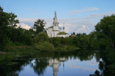 2009.08.29, Vladimir, Rusya Federasyonu. Bir eski beyaz kilise ve bu nehir gece yansıması. Rus ünlü şehirleri dini mimari.