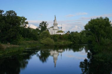 2009.08.29, Vladimir, Rusya Federasyonu. Bir eski beyaz kilise ve bu nehir gece yansıması. Rus ünlü şehirleri dini mimari.