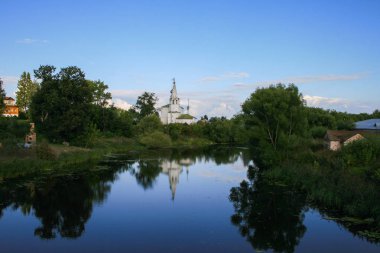 2009.08.29, Vladimir, Rusya Federasyonu. Bir eski beyaz kilise ve bu nehir gece yansıması. Rus ünlü şehirleri dini mimari.