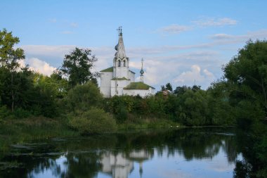 2009.08.29, Vladimir, Rusya Federasyonu. Bir eski beyaz kilise ve bu nehir gece yansıması. Rus ünlü şehirleri dini mimari.