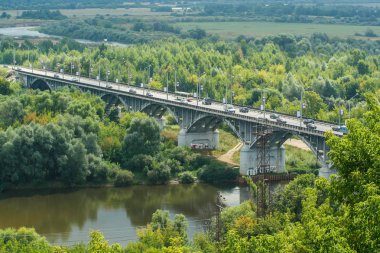 2009.08.29, Vladimir, Rusya Federasyonu. Panoramik orman ve köprü. Eski Rus şehrin manzara.