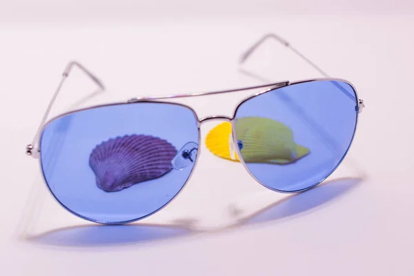 선글라스 그리고 화려한 조개입니다 나머지 준비의 개념입니다 휴식의 — 스톡 사진