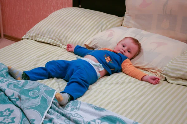 2009 Російська Федерація Милий Маленький Хлопчик Який Лежить Ліжку Батьків — стокове фото