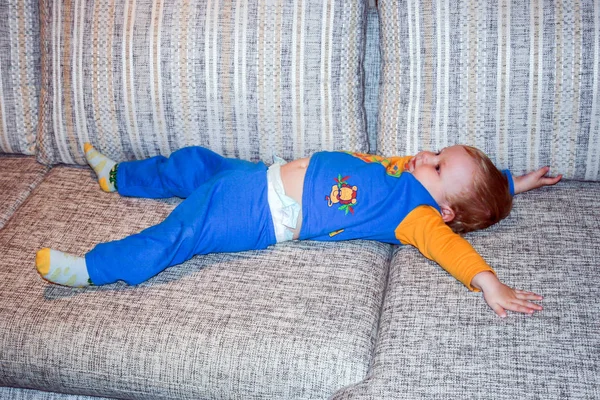 2009 Kaluga Russia Cute Little Boy Lying Sofa Boy Going — Stock Photo, Image