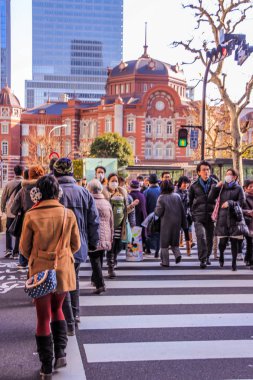 2013.01.02, Tokyo, Japonya. Tokyo yerli halkı tatil sırasında. Tokyo Cityscape insanlarla.