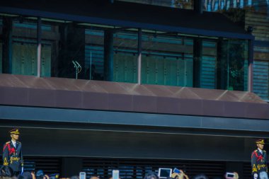 2013.01.02, Tokyo, Japonya. Boş balkon nerede imparatorluk ailesinin üyeleri Tebrikler insanlar meydanda. Japonya Akihito İmparator ailesinin yeni yıl.