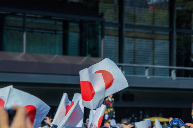 Kalabalık Tokyo yeni yılın ilk gününde İmparatorluk Sarayı önünde kare balkonda altında. Ülke bayrakları parkta insanlarla. 01.01.2013, Tokyo, Japonya.