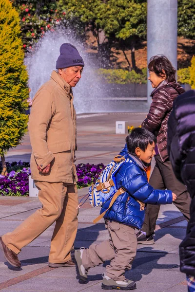 2013 Tokyo Japonia Miejscowi Ludzie Tokio Podczas Wakacji Gród Miasta — Zdjęcie stockowe