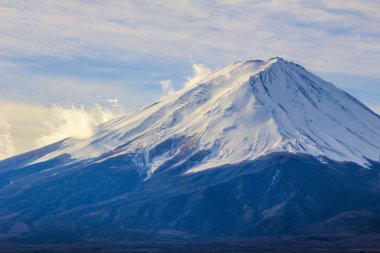 Fuji Dağı'nın, köy ve göl ile kış manzara. Japonya doğası. Dünyanın ünlü ve en güzel yerlerine. Fuji yansıma göle.