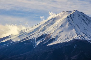 Fuji Dağı'nın, köy ve göl ile kış manzara. Japonya doğası. Dünyanın ünlü ve en güzel yerlerine. Fuji yansıma göle.