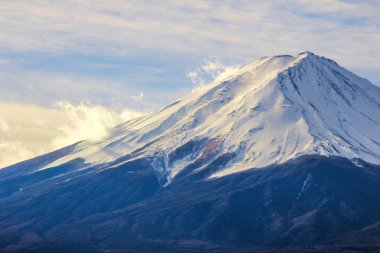 Fuji Dağı'nın, köy ve göl ile kış manzara. Japonya doğası. Dünyanın ünlü ve en güzel yerlerine. Fuji yansıma göle.
