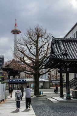 2013.01.04, Kyoto, Japonya. Kyoto Tower - görünümü orijinal yemini Doğu tapınağın avludan. Yerler Japonya.